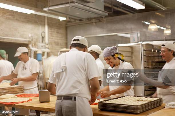 bakers die zubereitung von brot - schürze mann rückansicht stock-fotos und bilder