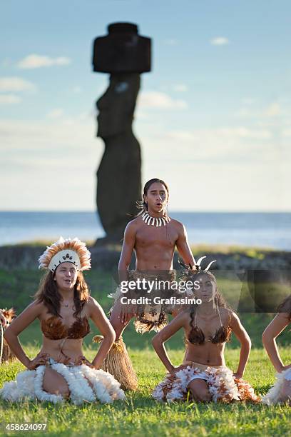 easter island chile dancers at ahu tahai - ahu tahai stockfoto's en -beelden