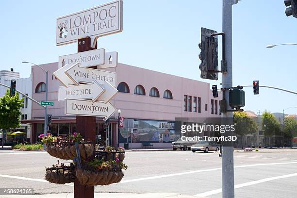 lompoc, california wine trail sign at intersection - terryfic3d stockfoto's en -beelden