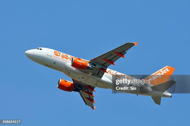 easyjet airplane - easyjet stockfoto's en -beelden