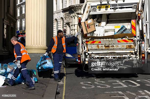 müll rechteklärung in london - müllmann stock-fotos und bilder