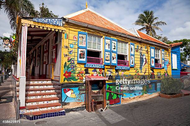 farbenfrohe karibik kreolische restaurant - saint martin caraibi stock-fotos und bilder