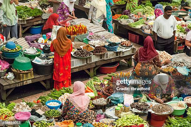 bunte überdachten markt in kota baharu, malaysia - kota bharu stock-fotos und bilder