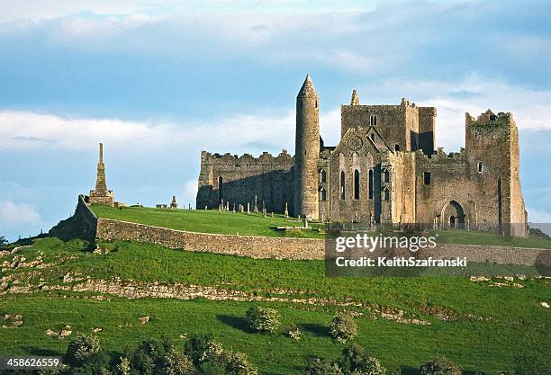 castelo rock of cashel - county tipperary imagens e fotografias de stock