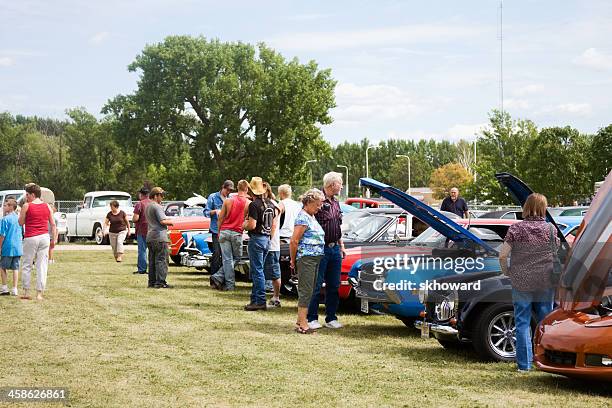 classic car show - automobiles and people - autoshow 個照片及圖片檔