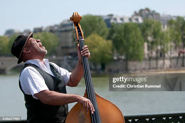 black man playing an acoustic bass - double bass stock pictures, royalty-free photos & images