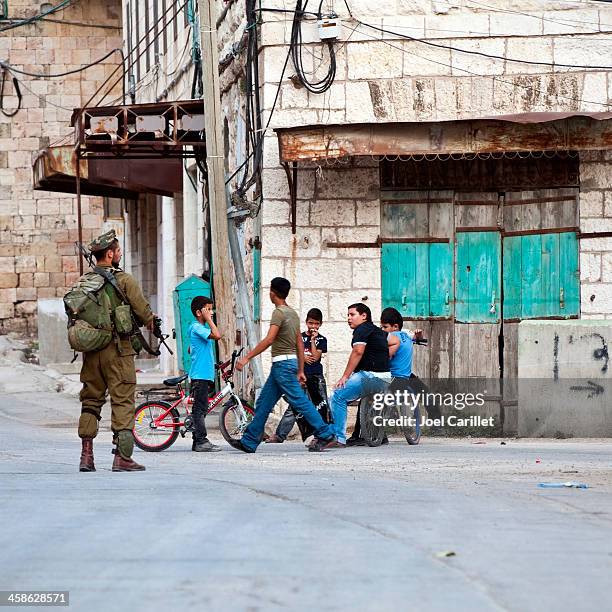 israelíes y palestinos los niños soldado - guerra palestino israelí fotografías e imágenes de stock