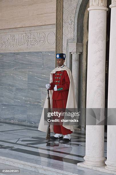 guard king hassan ii-mausoleum, rabat, marokko - mausoleum stock-fotos und bilder