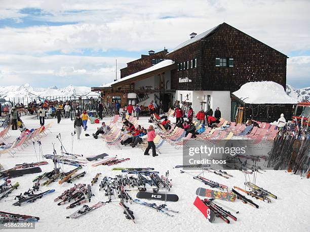 wintersporters taking a break at the summit - apres ski stock pictures, royalty-free photos & images