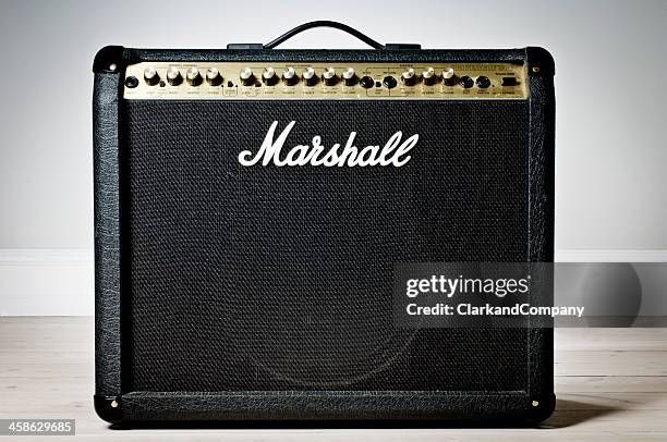marshall amplificador contra um fundo neutro - marshall amps imagens e fotografias de stock