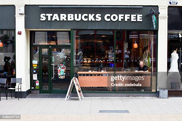 starbucks coffee in london - starbucks stock pictures, royalty-free photos & images