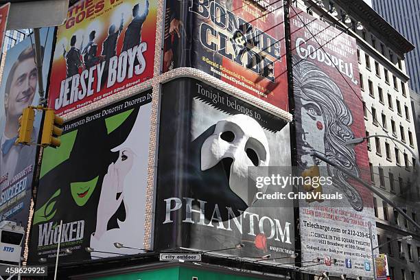 broadway theater werbetafeln des times square, nyc - musical stock-fotos und bilder