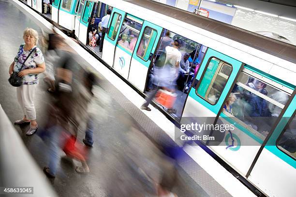 personnes et de train à la gare de l'est de la station de métro à paris - entrée metro paris photos et images de collection