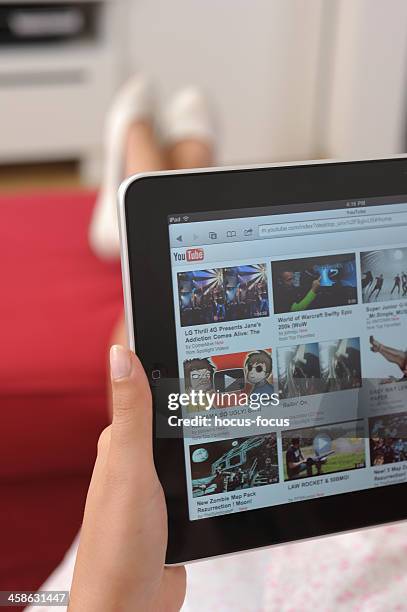 youtube auf dem ipad - youtube stock-fotos und bilder