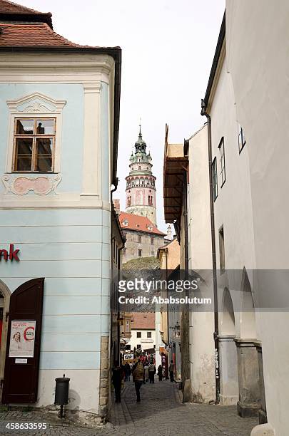 street and castel tower in &#268;esky krumlov - esky stock pictures, royalty-free photos & images
