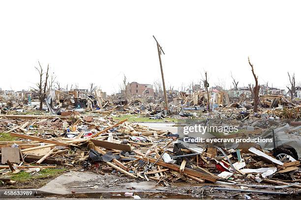 joplin missouri deadly f5 tornado debris - joplin missouri stockfoto's en -beelden