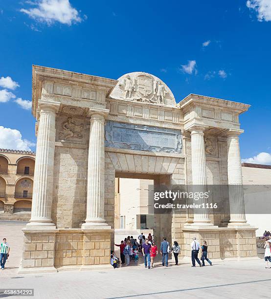 puerta del puente de córdoba, espanha - puerta entrada - fotografias e filmes do acervo