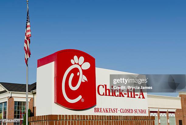 zona suburbana chick-fil-a firmar y restaurante con espacio de copia - chick fil a fotografías e imágenes de stock