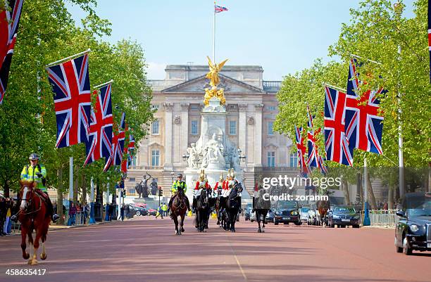 queen's de la garde - the mall - westminster photos et images de collection