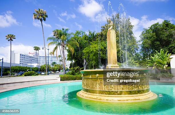 electric fountain in beverly hills, ca - the beverly hilton hotel 個照片及圖片檔