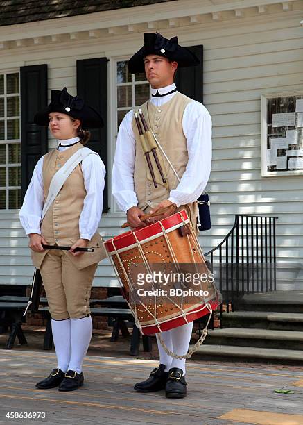 colonial drummers in williamsburg, va - colonial williamsburg stock pictures, royalty-free photos & images