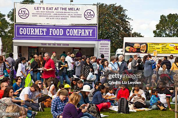 multicultural multitud de comer durante edinburgh mela - mela fotografías e imágenes de stock