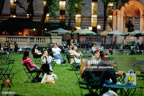 menschen entspannen sie sich im bryant park, new york - bryant park stock-fotos und bilder