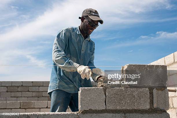 Bricklayer Projects Bricklaying Walls Photos and Premium High Res Pictures - Getty Images