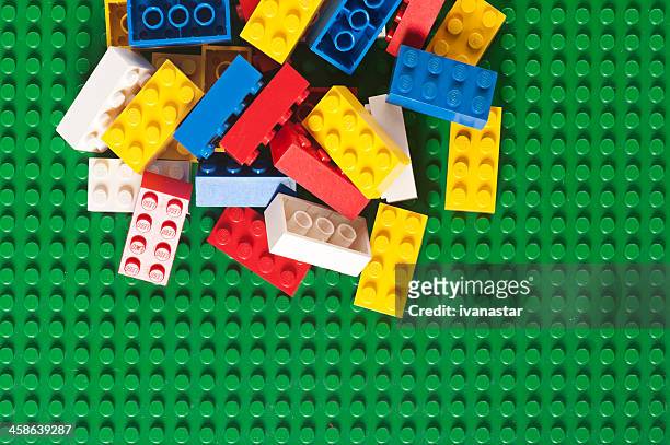 tas de briques lego block sur green baseplate - lego photos et images de collection