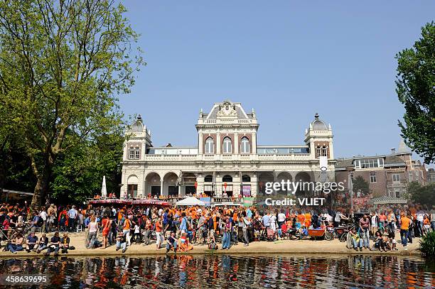 large crowd of people in the vondelpark on queen's day - vondelpark stockfoto's en -beelden