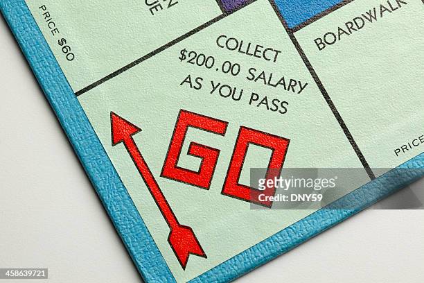 pass sie sammeln von 200,-us-dollar - monopoly board game stock-fotos und bilder