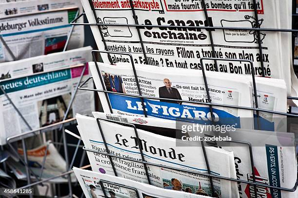 giornali francesi su un'edicola, figaro e le monde - newsstand foto e immagini stock