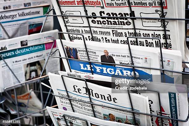 french newspapers on a newsstand, figaro and le monde - newspaper le monde stock pictures, royalty-free photos & images