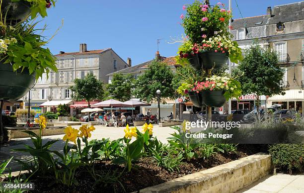 town square en ruffec, francia - charente fotografías e imágenes de stock