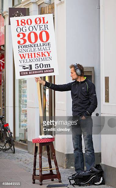 menschliche billboardr in kopenhagen - person holding up sign stock-fotos und bilder