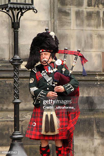 schottische bagpiper - bagpipes stock-fotos und bilder