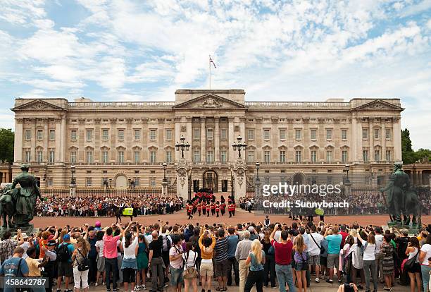 changing of the guard at buckingham palace - buckingham palace tourists stock pictures, royalty-free photos & images