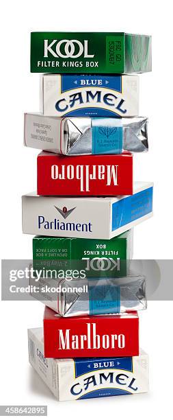 cajas de cigarrillos apilados uno sobre otro - paquete de cigarrillos fotografías e imágenes de stock