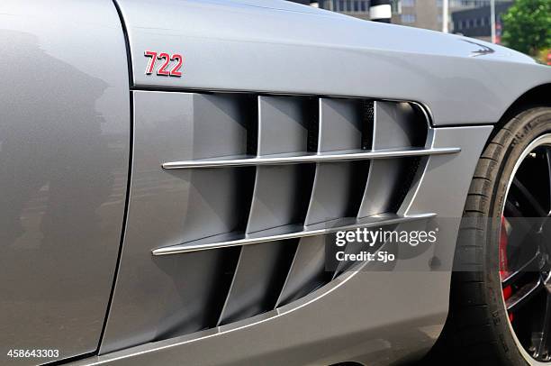 logo auf einem mclaren mercedes spiegelreflexkamera 722 - spiegelreflexkamera stock-fotos und bilder