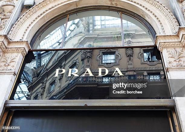 711 foto e immagini di Prada Prada Signage - Getty Images