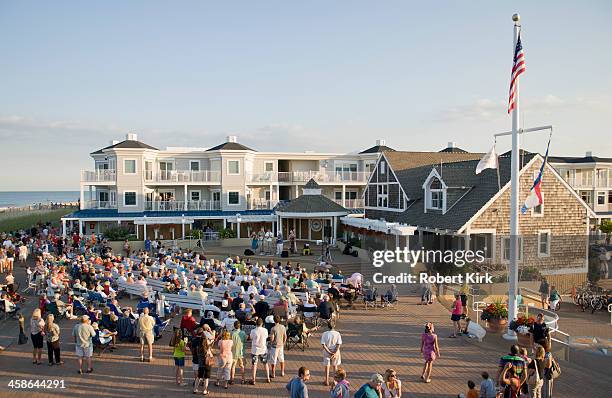 konzertpavillon konzert – bethany beach - bethany beach stock-fotos und bilder