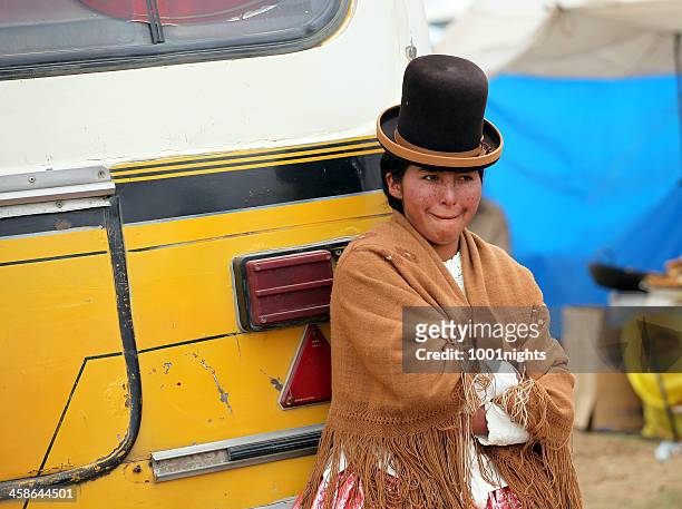 bolivian woman - bus wrap stockfoto's en -beelden