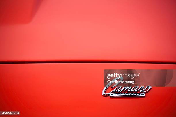 chevrolet camaro emblema - chevrolet camaro fotografías e imágenes de stock