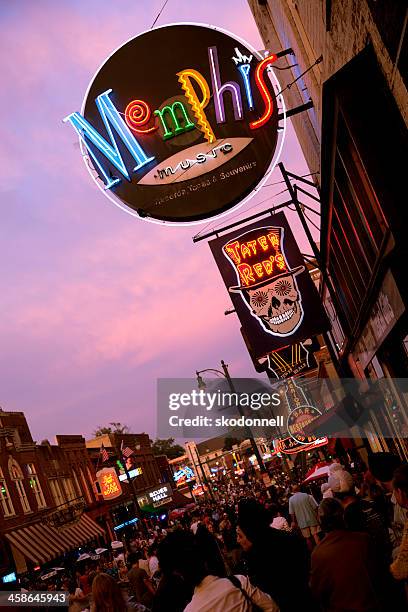 beale street downtown memphis tennesse - beale street stockfoto's en -beelden