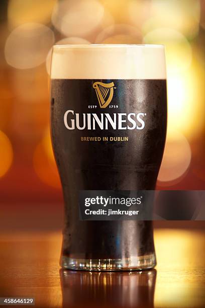 pint guinness. - stoutbier stock-fotos und bilder