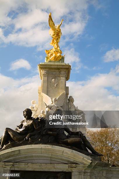 statue de victoria - voyageur homme devant monument photos et images de collection