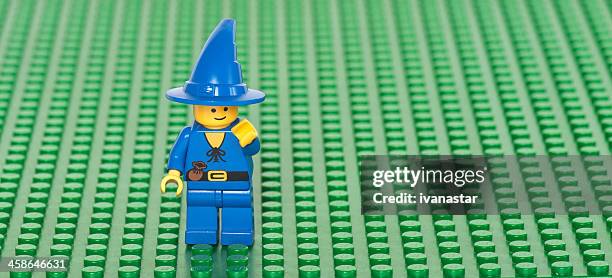 lego junge majisto castle assistent auf grüne baseplate - lego bricks stock-fotos und bilder