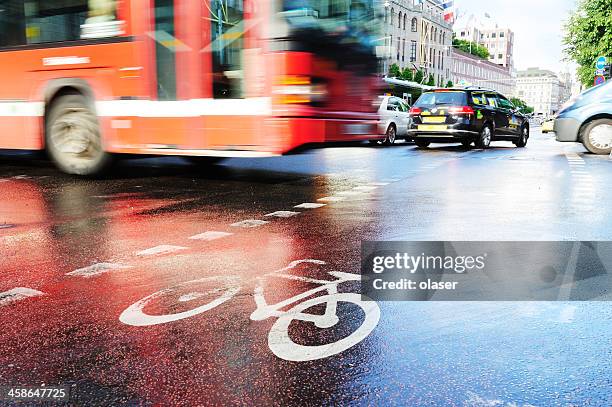 bus in die stadt-verkehr, rush hour - speed motion lines to the middle stock-fotos und bilder