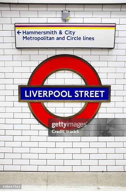 london underground: liverpool street tube station roundel - london underground sign stockfoto's en -beelden