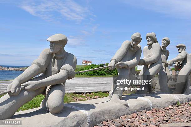 los pescadores escultura, islas de la magdalena, quebec, canadá - islas de la magdalena fotografías e imágenes de stock